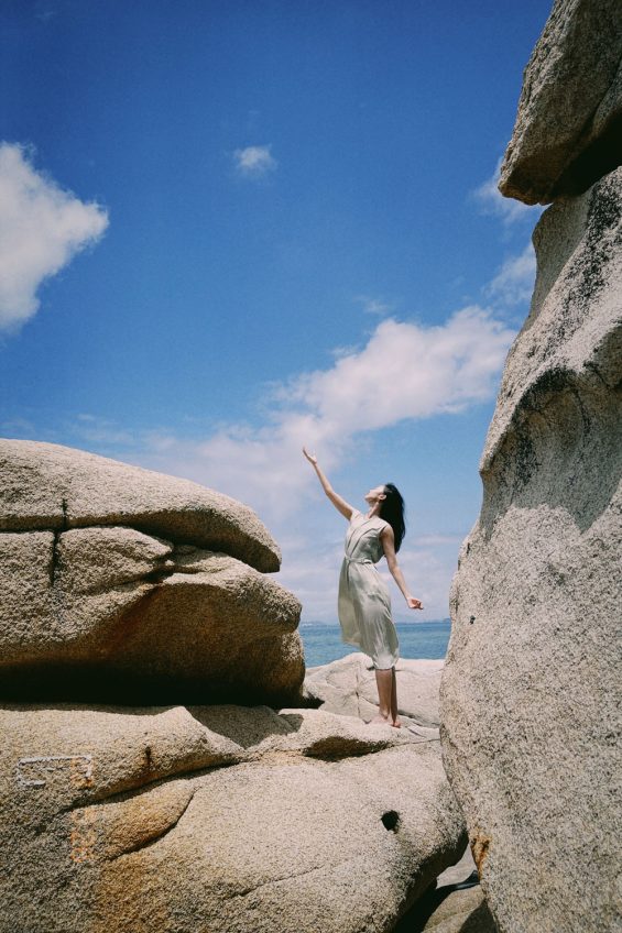 A picture of the model mid-choreography. Fashion photography in China.