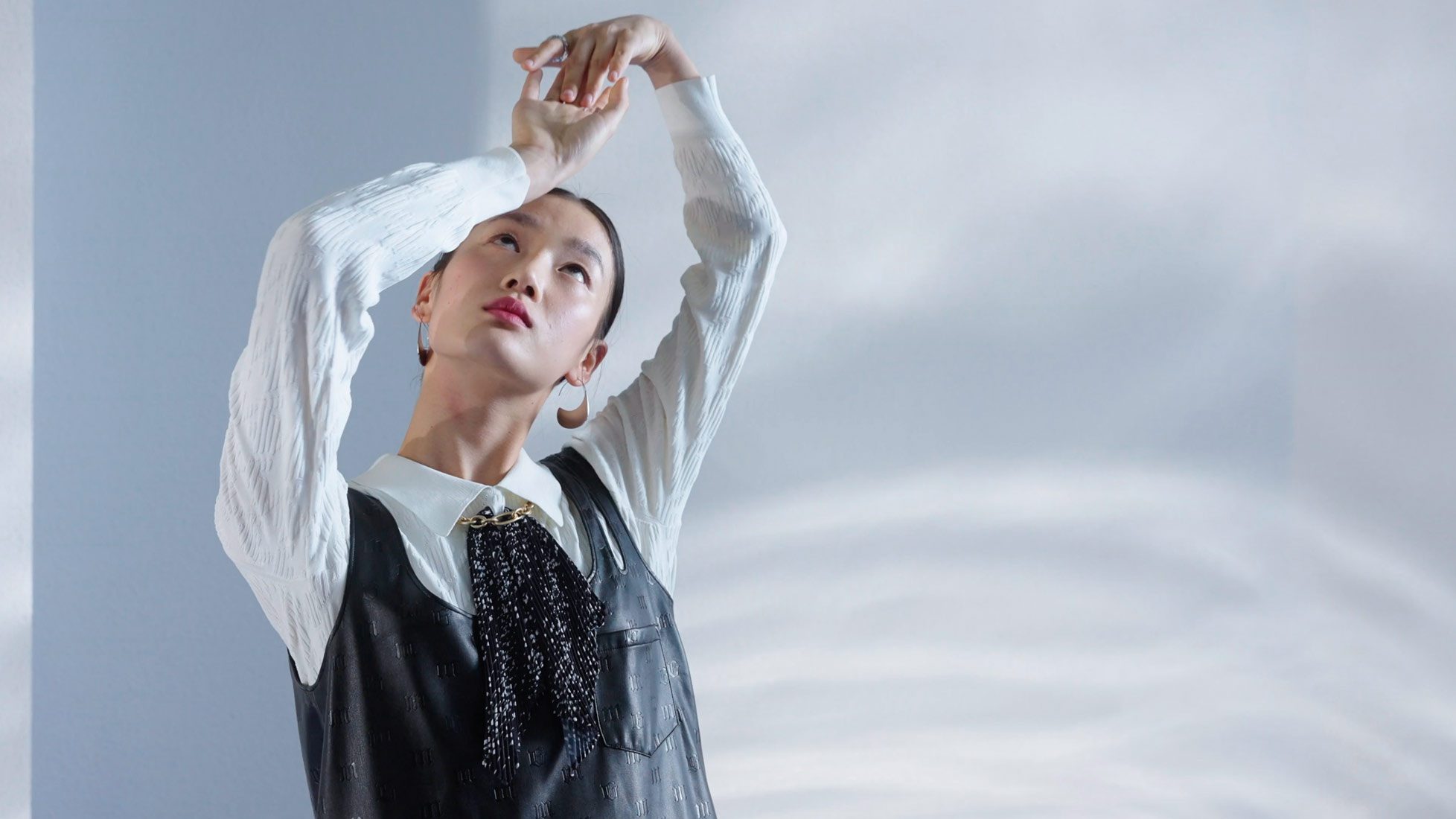 shui yun jian between the water and clouds still from the fashion editorial video